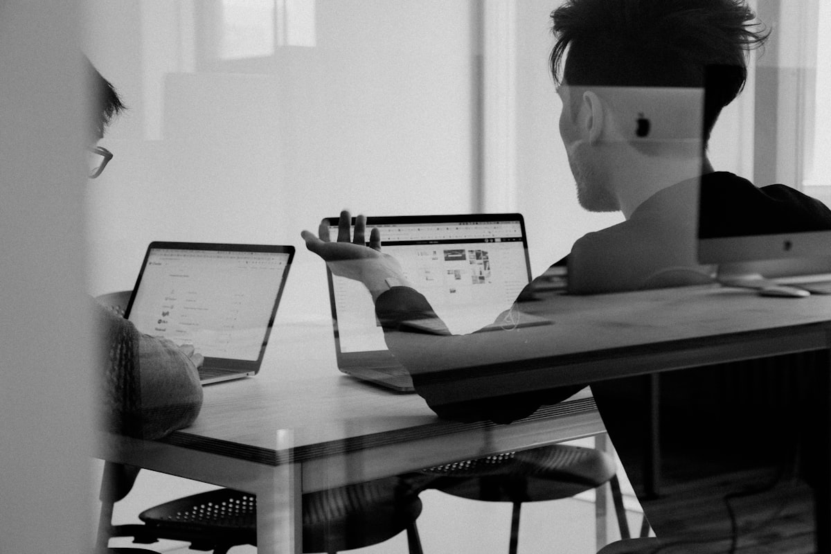 Comercio local argentino con presencia digital y clientes en el local